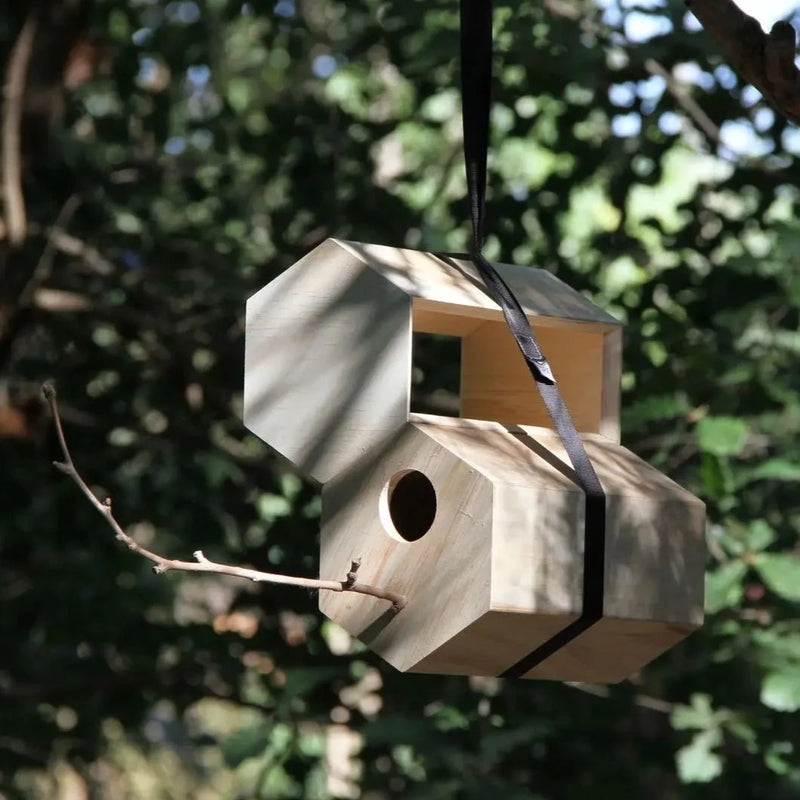 Nistkasten modular sechseck mit schwarzen Pplyesterband zum aufhängen. Neben den Nistkasten kann die passende Futterstation angebracht werden